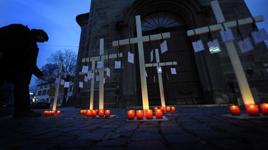 Wunsiedel: Holzkreuze und Kerzen, die an die Opfer rechter Gewalt in der jüngeren Vergangenheit erinnern | Bild: picture-alliance/dpa