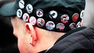 Junger mann mit Buttongeschmücktem Armeecap | Bild: picture-alliance/dpa; Bildbearbeitung: BR