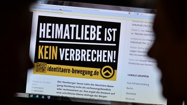 Rechtsextremismus im Internet: Jugendliche betrachten eine im rechten Bereich angesiedelte Webseite | Bild: picture-alliance/dpa