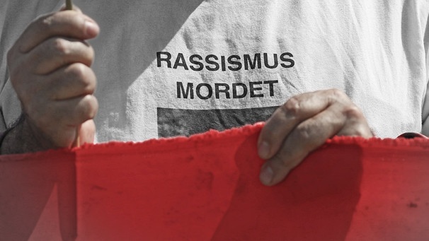Schriftzug "Rassismus mordet" auf einem T-Shirt  | Bild: picture-alliance/dpa