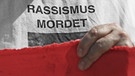 Schriftzug "Rassismus mordet" auf einem T-Shirt  | Bild: picture-alliance/dpa