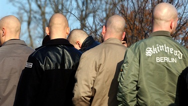 Neonazi-Skinheads in Bomberjacken | Bild: picture-alliance/dpa