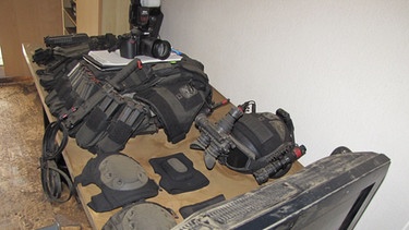 Von der Polizei in Münchner Wohnung gefundenes illegales Waffenarsenal | Bild: picture-alliance/dpa