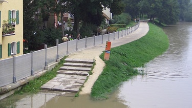 Mobiler Hochwasserschutz an der Donau in Regensburg | Bild: Wasserwirtschaftsamt Regensburg