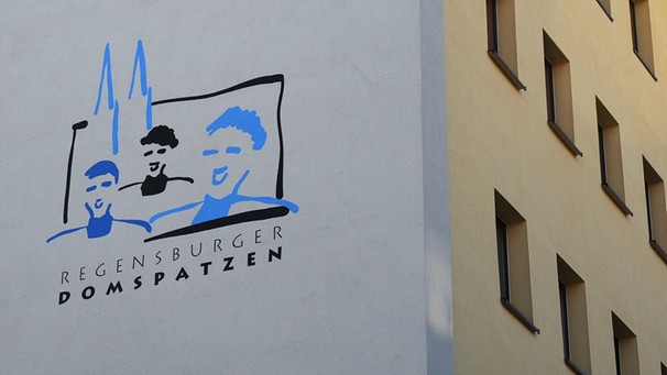 Logo der Regensburger Domspatzen ist auf der Fassade des Gymnasiums und Internats der Regensburger Domspatzen | Bild: picture-alliance/dpa