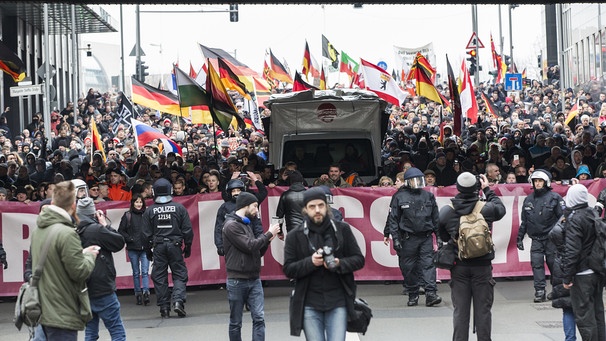Aufmarsch von rechten Gruppen unter dem Motto "Merkel muss weg" vom Berliner Hauptbahnhof zum Brandenburger Tor  | Bild: picture-alliance/dpa