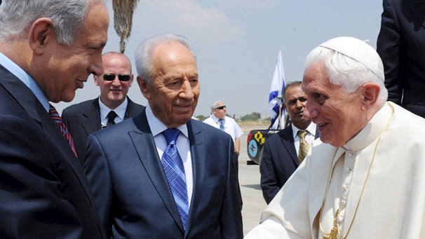 Der Papst mit dem israelischen Premierminister Benjamin Netanyahu (links) und Präsident Shimon Peres | Bild: picture-alliance/dpa
