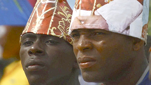 Zwei Afrikaner mit Papst-Hüten in Luanda (Angola) | Bild: picture-alliance/dpa