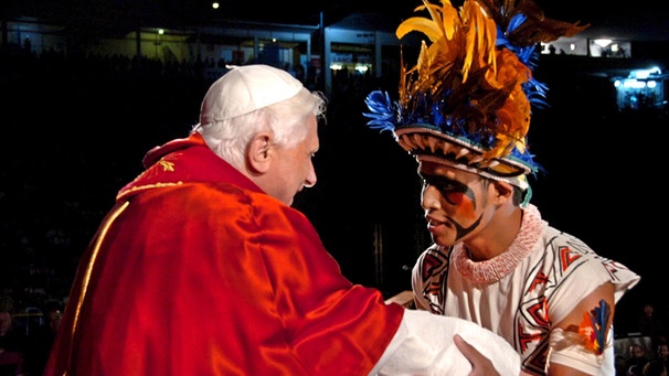 Ein Amazonier begrüßt Papst Benedikt | Bild: picture-alliance/dpa