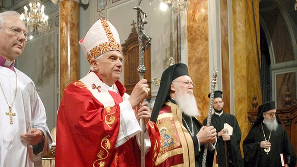 Papst Benedikt betet mit einem orthodoxen Priester bei einer Messe in Istanbul | Bild: picture-alliance/dpa