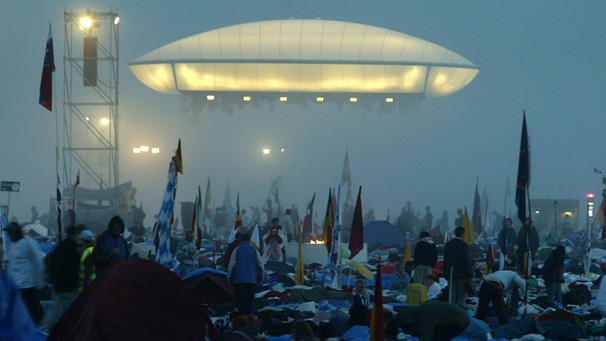 Wie ein Ufo schwebt das Dach des Pilgerhügels über dem Kölner Marienfeld | Bild: picture-alliance/dpa