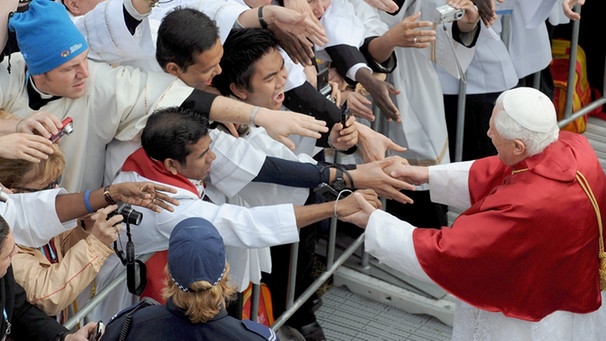 Bei seiner Ankunft vor der letzten Messe wird der Papst frenetisch empfangen | Bild: picture-alliance/dpa