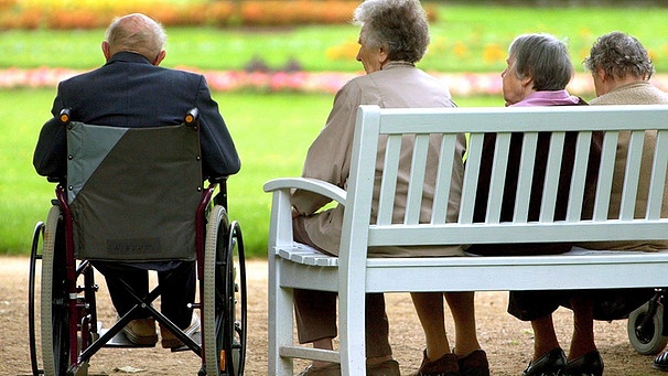 Senioren sitzen auf einer Parkbank | Bild: picture-alliance/dpa/Matthias Hiekel