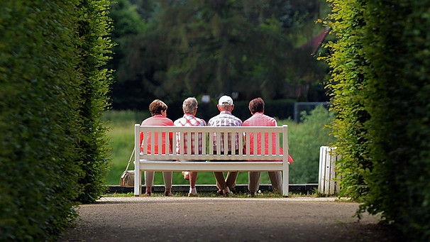 Mehrere ältere Personen sitzen am 31.05.2016 auf einer Parkbank im Schlosspark Pillnitz (Sachsen). | Bild: picture-alliance/dpa/Arno Burgi
