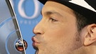 Der Sänger Roger Cicero küsst am 25.03.2007 in Berlin bei der Verleihung des Deutschen Schallplattenpreises "Echo" seinen Preis in der Kategorie "Künstler National Rock/Pop". | Bild: picture-alliance/dpa