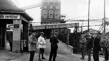 1928: Streikposten vor einer Bergbau-Zeche im Ruhrgebiet | Bild: SZ Photo / Scherl
