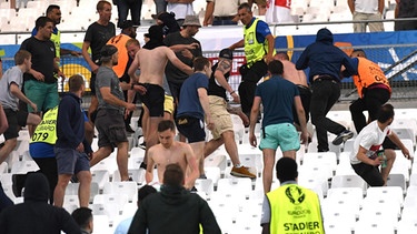 Ausschreitungen russischer Fans in Marseille | Bild: picture-alliance/dpa