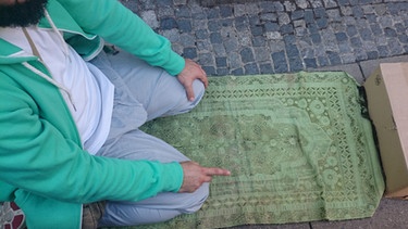 Symbolbild: Salafist betet | Bild: BR / Joseph Röhmel