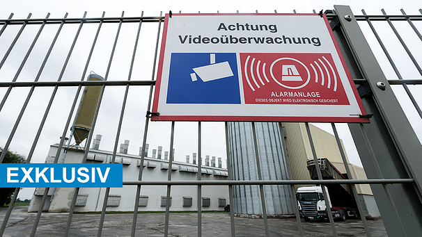 Zaun vor dem Betriebsgelände der Firma Bayern-Ei | Bild: picture-alliance/dpa
