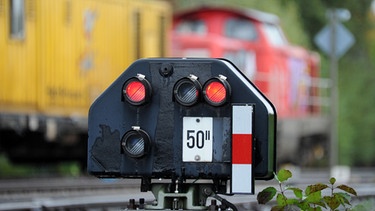 Güterzug mit Bahnsignal | Bild: pa/dpa/Tobias Hase