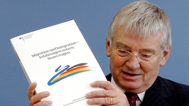 Bundesinnenminister Otto Schily mit Jahresgutachten 2004 des Zuwanderungsrates | Bild: picture-alliance/dpa