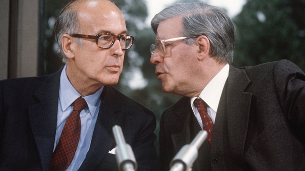  Bundeskanzler Helmut Schmidt (r., SPD) im Gespräch mit dem französischen Staatspräsidenten Valéry Giscard d'Estaing in Bonn (Archivfoto vom 11.07.1980).  | Bild: picture-alliance/dpa
