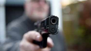 Mann mit Pistole (Symbolbild) | Bild: picture-alliance/dpa