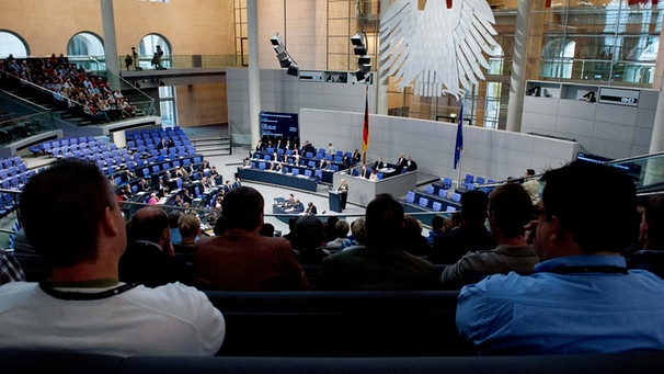 Besucher verfolgen im Reichstag in Berlin eine Sitzung des Bundestags | Bild: picture-alliance/dpa