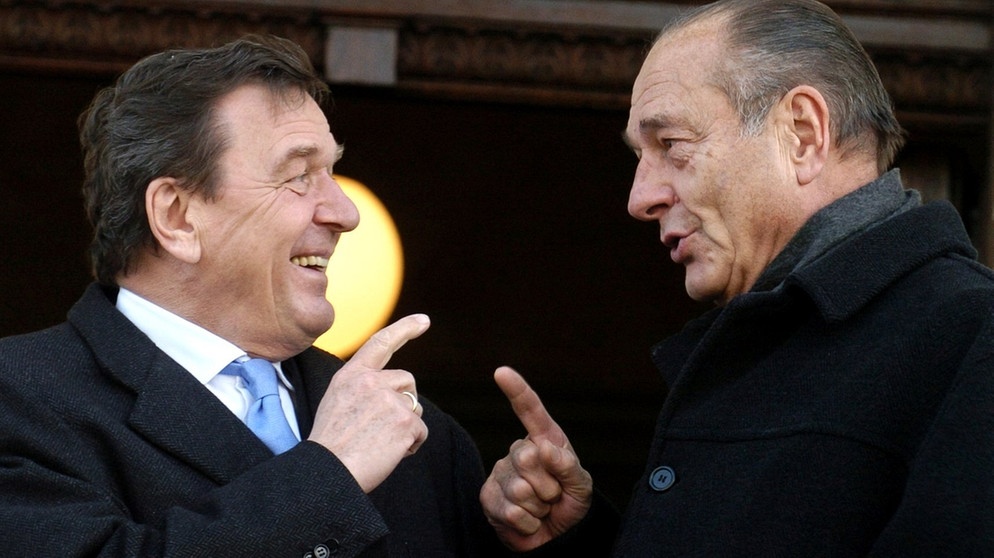 Der französische Präsident Jacques Chirac (l) umarmt Bundeskanzler Gerhard Schröder am 9.2.2004. | Bild: picture-alliance/dpa