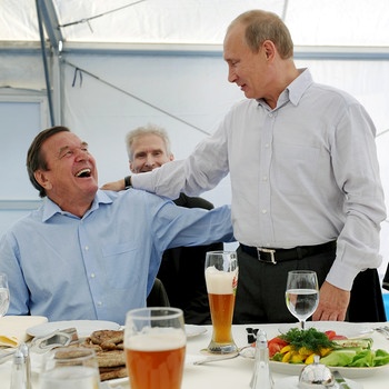 Altkanzler Gerhard Schröder und der russische Präsident Wladimir Putin feiern gemeinsam die Inbetriebnahme der Gaspipeline North Stream. | Bild: picture-alliance/dpa
