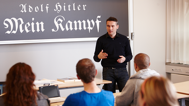 Schulklasse mit Lehrer und Tafel und Aufschrift "Mein Kampf"  | Bild: colourbox.com, Montage BR