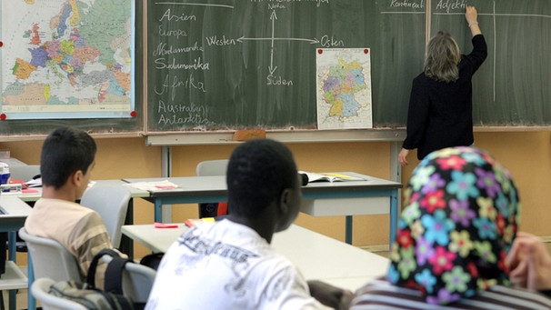 Schüler mit Migrationshintergrund und aus Deutschland lernen gemeinsam | Bild: picture-alliance/dpa