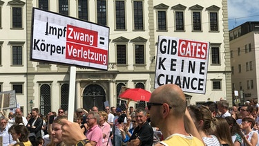 Demonstranten protestieren am 9.5.20 auf dem Augsburger Rathausplatz gegen vermeintlichen Impfzwang und gegen Einschränkungen während Corona-Pandemie. | Bild: BR/Tom Pösl