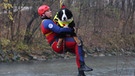 „Diese Übung ist auch eine Vertrauensbindung für Hund und Mensch“, so Marco | Bild: BRK Augsburg