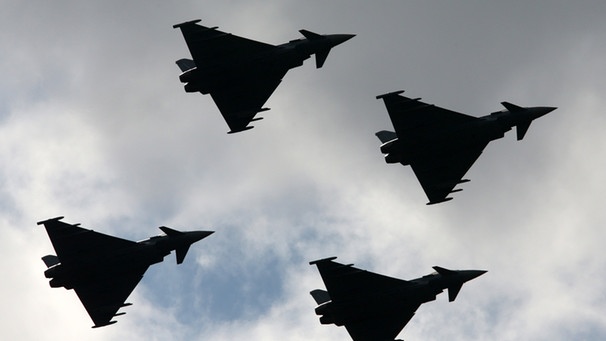 Vier Eurofighter der Luftwaffe am bewölkten Himmel (Symbolbild) | Bild: picture-alliance/dpa/Bernd Wüstneck