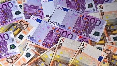 Viele Euro-Banknoten liegen ausgebreitet auf einem Tisch (Symbolbild). | Bild: pa/dpa/Jens Kalaene