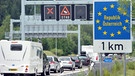 Vor dem Grenztunnel Füssen staut sich der Verkehr | Bild: picture-alliance/dpa