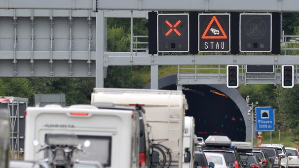 Vor dem Grenztunnel Füssen staut sich der Verkehr | Bild: picture-alliance/dpa