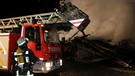 In Welden im Landkreis Augsburg ist am Mittwochabend (6.7.16) ein holzverarbeitender Betrieb abgebrandt. Bei den Löscharbeiten waren mehrere hundert Feuerwehrleute. | Bild: Christoph Bruder