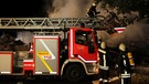 In Welden im Landkreis Augsburg ist am Mittwochabend (6.7.16) ein holzverarbeitender Betrieb abgebrandt. Bei den Löscharbeiten waren mehrere hundert Feuerwehrleute. | Bild: Christoph Bruder