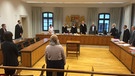 Der Angeklagte (l.) am zweiten Verhandlungstag am 10. August 2016 im Memminger Landgericht | Bild: BR/Richard Schlosser