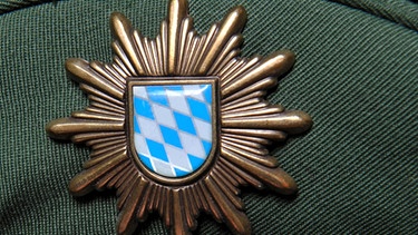 Bayerisches Polizeiwappen auf einer Schildmütze | Bild: picture-alliance/dpa