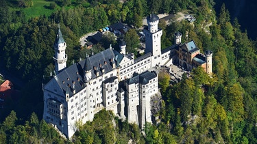 Schloss Neuschwanstein bei Füssen aus der Luft | Bild: picture-alliance/dpa/Peter Kneffel