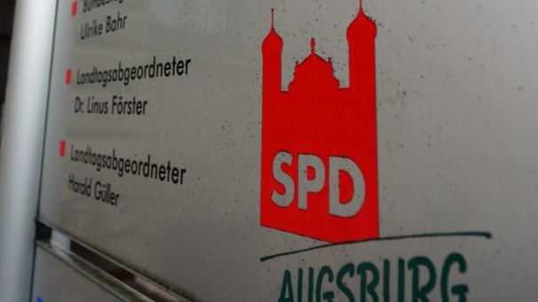 Ein Hinweisschild steht am 16.11.2016 vor der Zentrale der Sozialdemokratischen Partei (SPD) Augsburg (Bayern).  | Bild: picture-alliance/dpa/Karl-Josef Hildenbrand