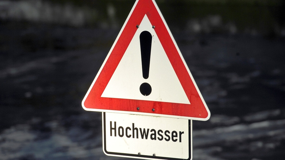 Schild warnt vor Hochwasser (Symbolbild). | Bild: picture-alliance/dpa/Stefan Puchner