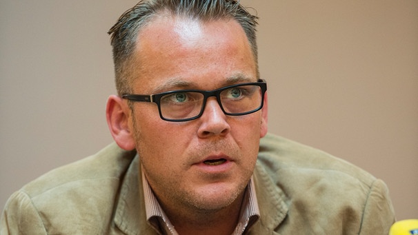 Thomas Gürlebeck, Gewerkschaftssekretär von Verdi, am 16. Juli 2014 auf einer Pressekonferenz in Augsburg  | Bild: picture-alliance/dpa