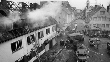 Schwandorf 1988: Löscharbeiten nach Brandanschlag | Bild: picture-alliance/dpa