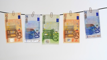 Geldscheine, Fächer Banknoten an Wäscheleine, Symbolbild Geldwäsche, Schwarzgeld | Bild: picture-alliance/dpa