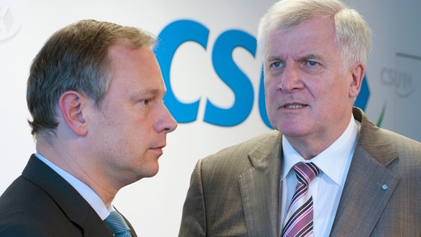 Ministerpräsident Horst Seehofer (CSU) (r.) und Finanzminister Georg Fahrenschon (CSU) unterhalten sich | Bild: picture-alliance/dpa