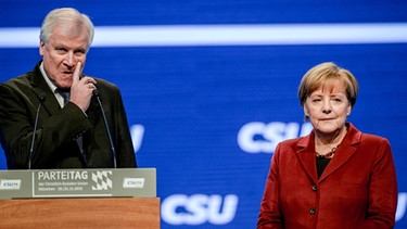 Horst Seehofer kritisiert Angela Merkel beim CSU-Parteitag 2015 in München | Bild: picture-alliance/dpa